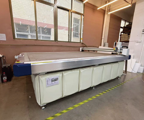 フォームカッティングマシン(発泡体切断機)